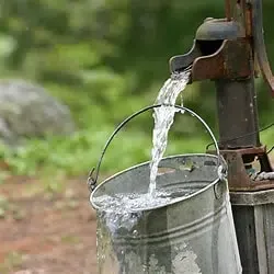 Manual water well pump with bucket